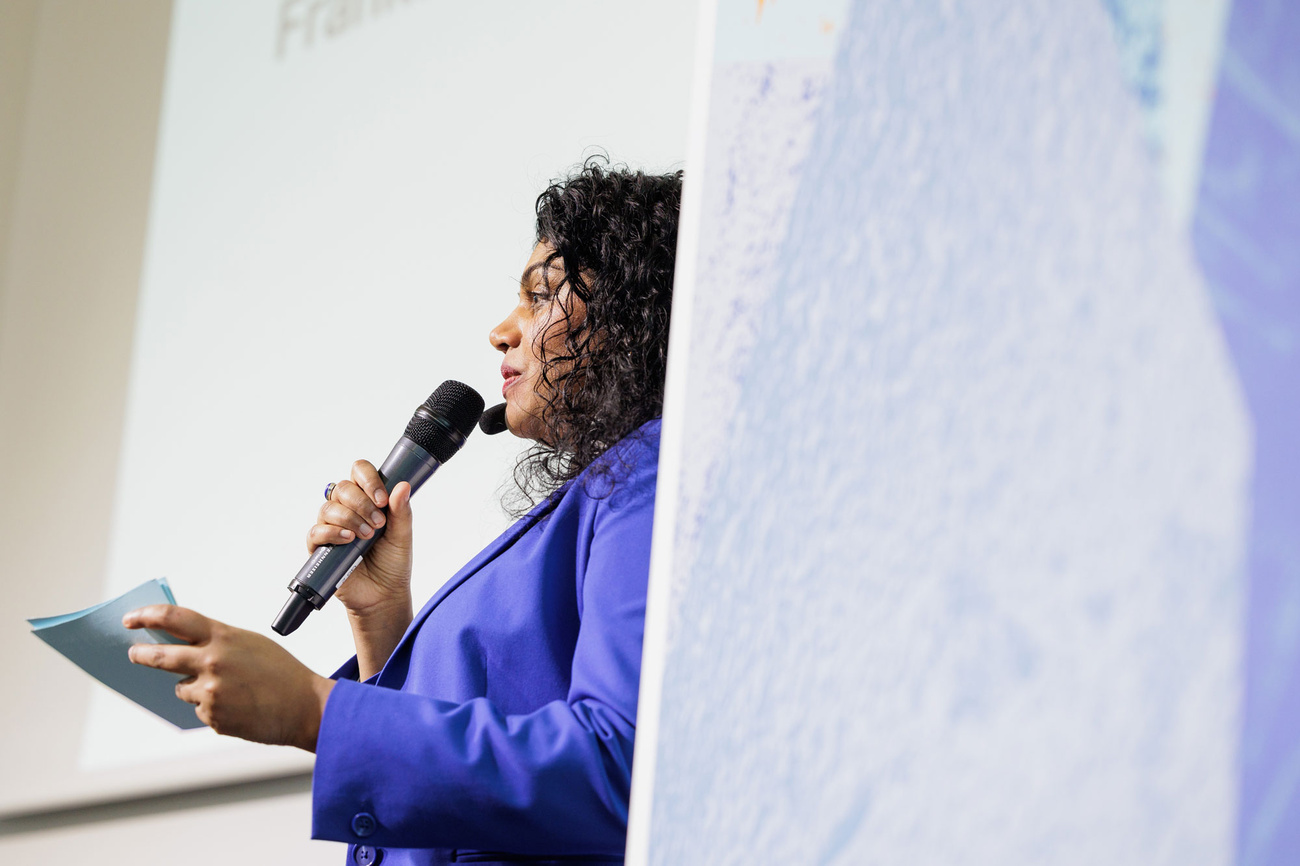 Eine Frau spricht in ein Mikrofon