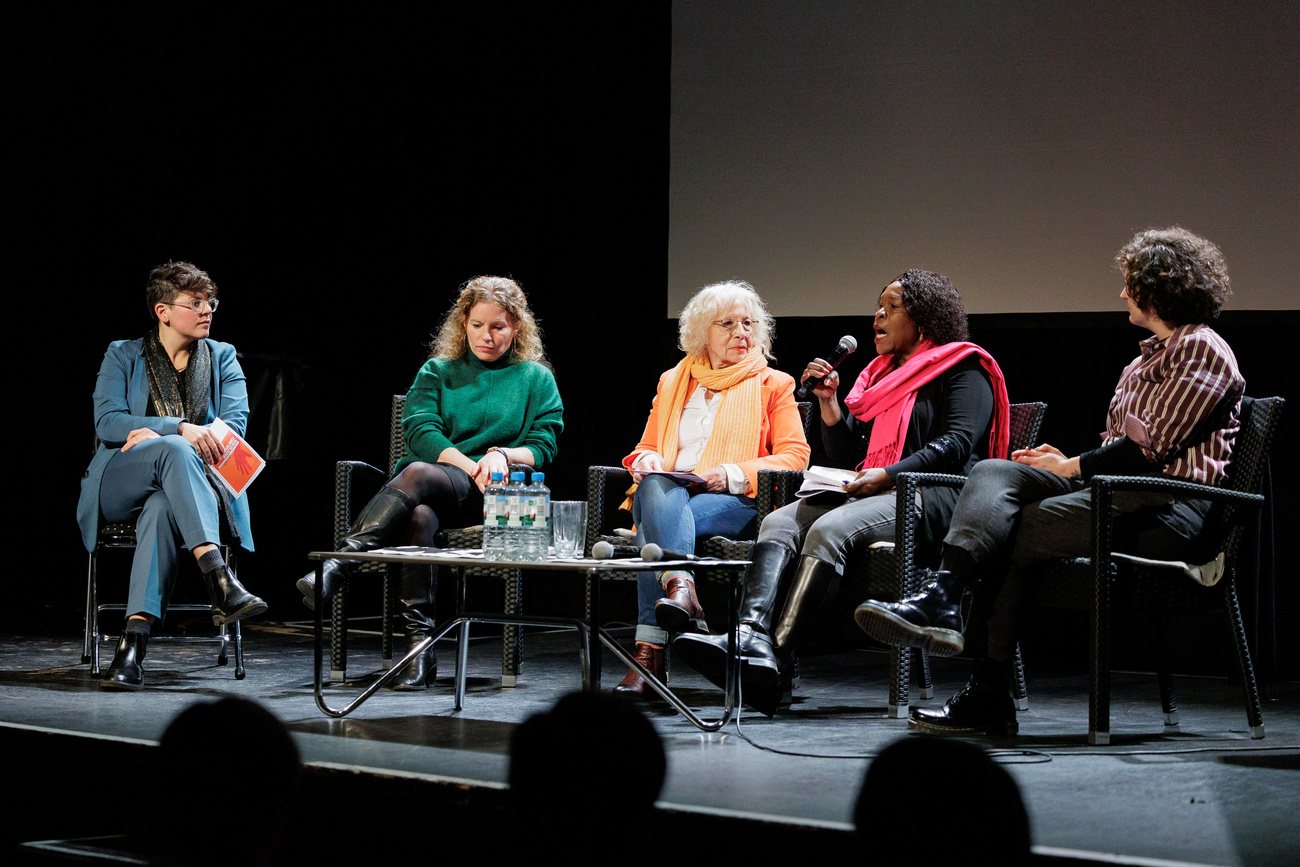 Podiumsdiskussion mit 5 Personen im Rahmen eines Theaterstücks