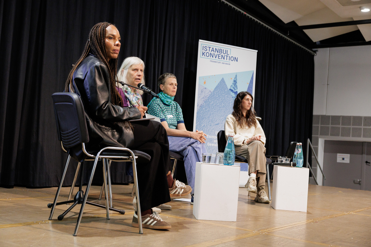 Podiumsdiskussion am Fachtag Inklusion bei der vier Personen auf einer Bühne miteinander sprechen