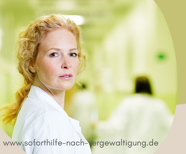 Bild einer Ärztin, die im Profil einen Krankenhausflur hinterunterblickt. Die Ärztin ist weiß und hat blondes gelocktes Haar. Auf dem Bild ist auch die Webseite benannt